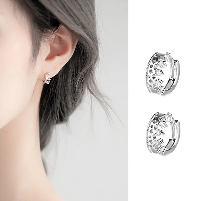 

Todorova Tiny Hollow Crown Hoop Earring For Women oorbellen Small Hoop Earrings Wedding Jewelry Gift Wholesale