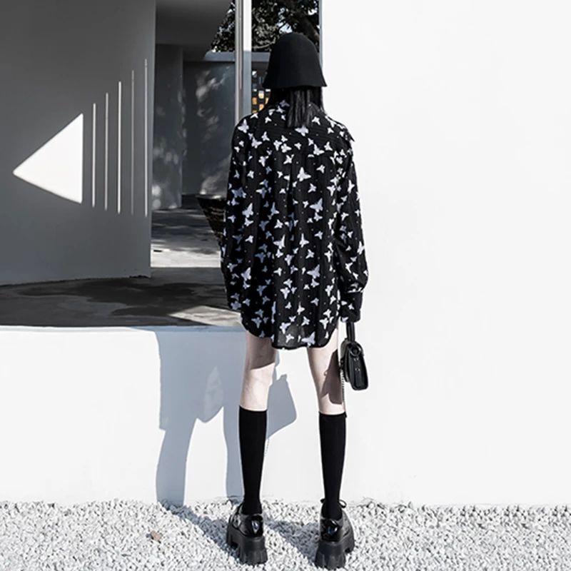 

[EAM] Women Retro Butterfly Print Big Size Black Blouse New Lapel Long Sleeve Loose Fit Shirt Fashion Spring Autumn 2021 1DD5550