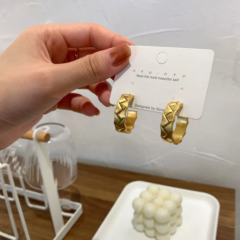 

2021 New Arrivals Trendy Plaid Hoop Earrings Temperament Simple C Shaped Circle Geometric Clip On Earrings No Piercing Jewelry