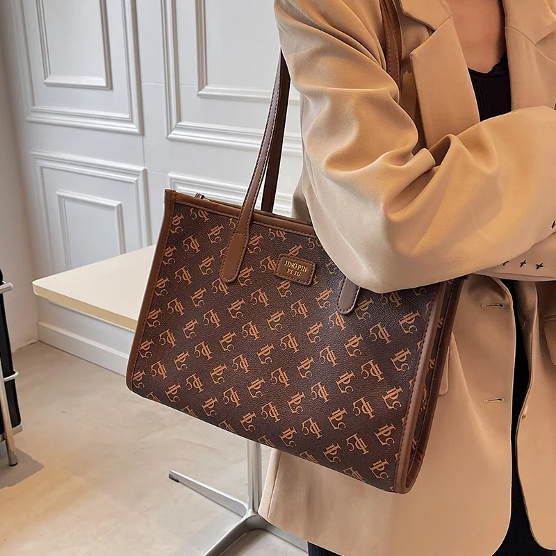 

Вместительная сумка, новинка 2021, трендовая текстурированная женская сумка на осень и зиму, сумка в стиле ретро, универсальная сумка-тоут чер...