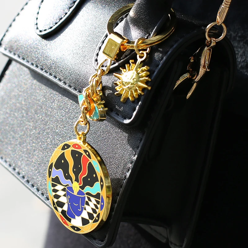 

Designer original personality High-end keychain metal clown keychain bag pendant cute creative birthday gift accessory
