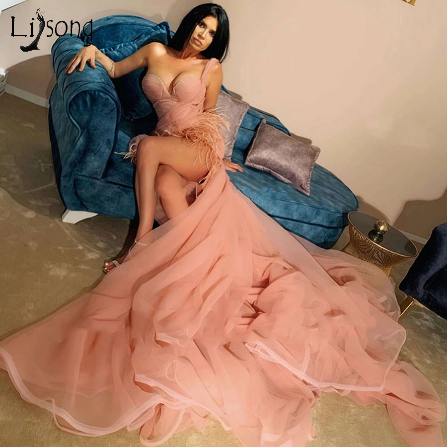 

Sexy Coral Pink High Low Feather Prom Dresses 2020 Abendkleider Long Prom Gowns With Detachable Train Formal Dresses Vestido