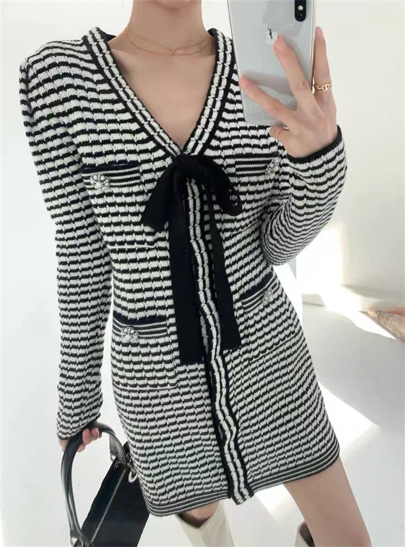 Женское трикотажное платье мини в полоску элегантное офисное с V-образным