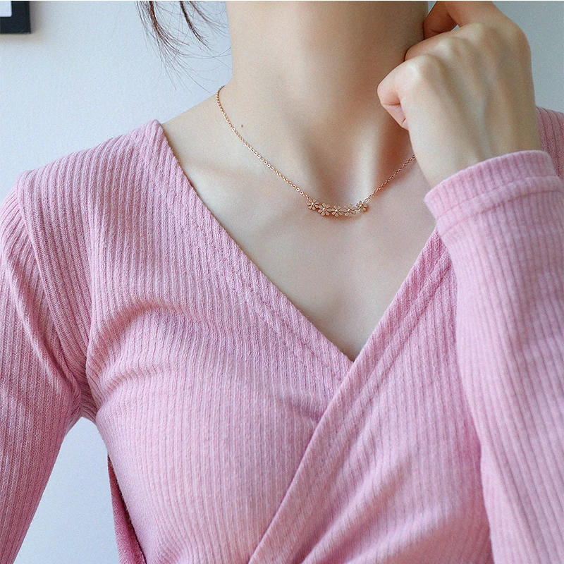 

2020 New Trendy Daisies Clavicle Chain Necklaces for Women Girls Rose Gold Stainless Steel Choker Hot Sale Flower Pendant 1606