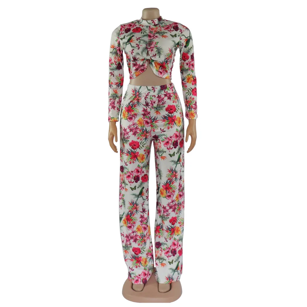 Женский офисный костюм-двойка футболка с цветочным принтом и длинные брюки в