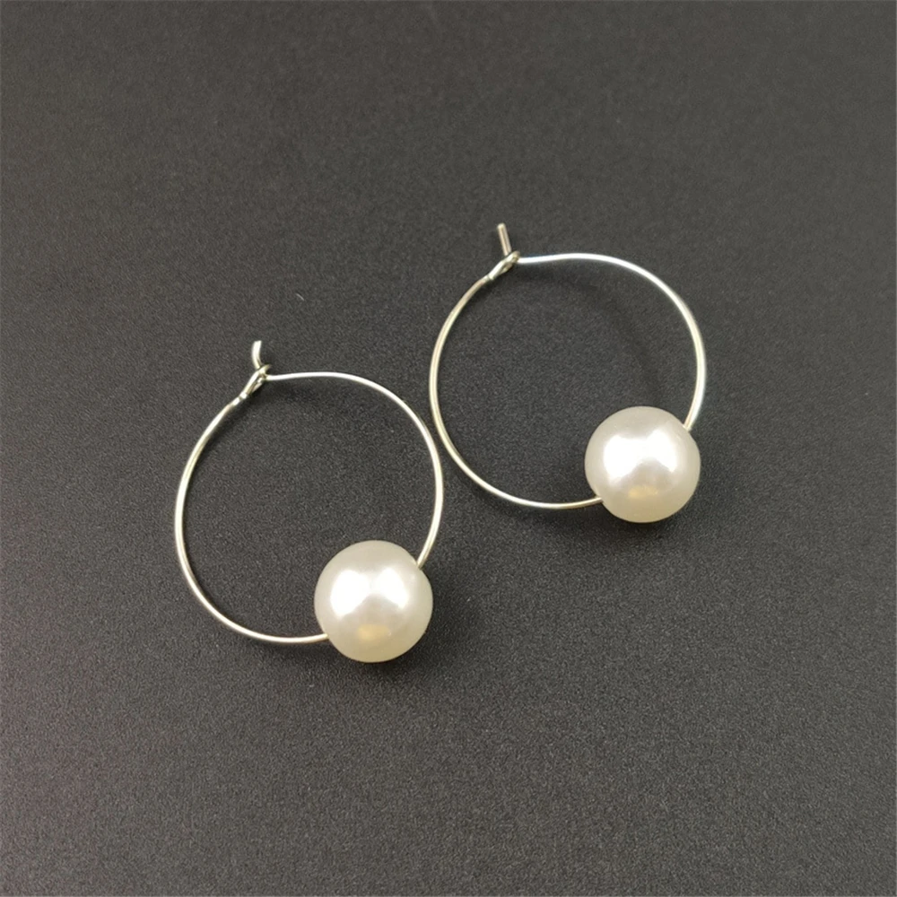 Женские серьги кольца серебристого цвета с искусственным жемчугом 1