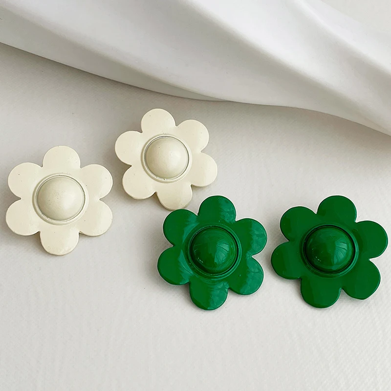 

GSOLD Summer Geometric Metal Small Flower Stud Earring Simple White Green Spray Paint Floral Ear Studs Women Trends Jewelry