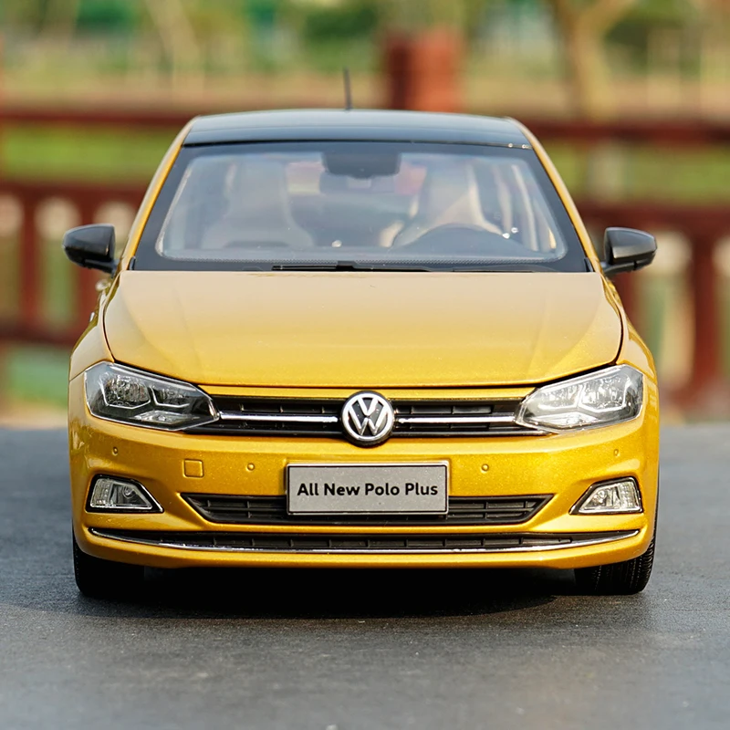 

1:18 Оригинал Volkswagen все новые Polo Plus модель автомобиля с небольшим подарком