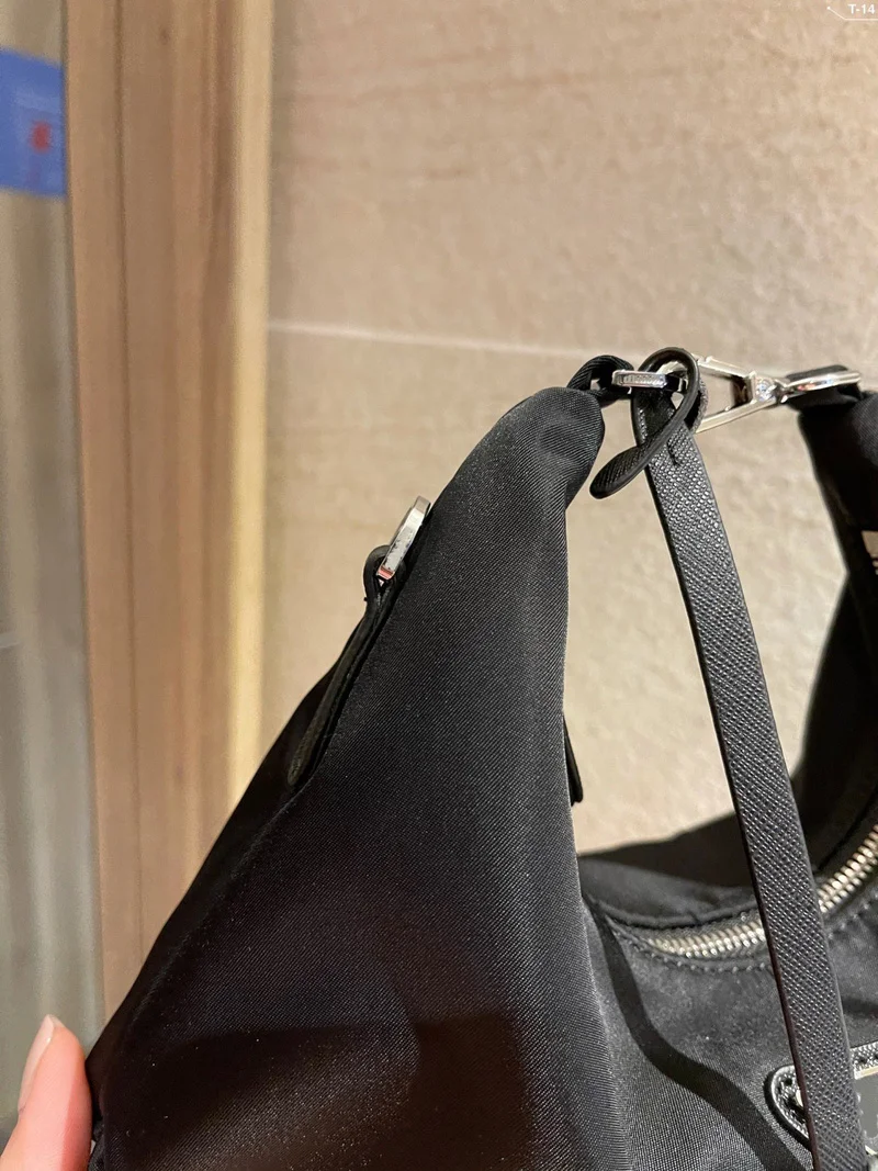 

2021 spring and summer new style, nylon fabric ladies retro black underarm bag, casual solid color street messenger shoulder bag