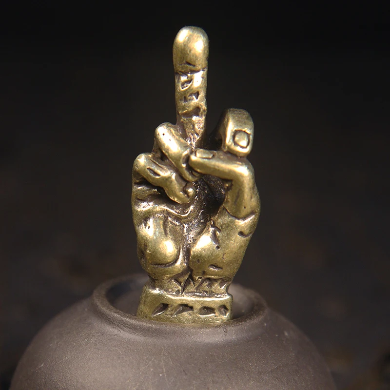 

Медная статуэтка "Средний палец"