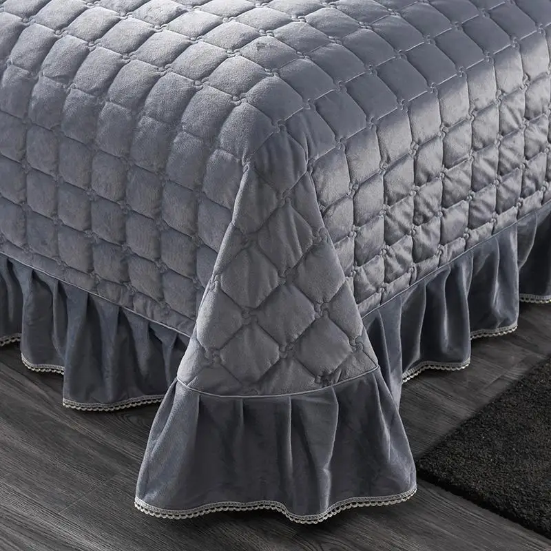 Серо-зеленый синий и красный цвета одноцветное Цвет мягкий с украшением в виде