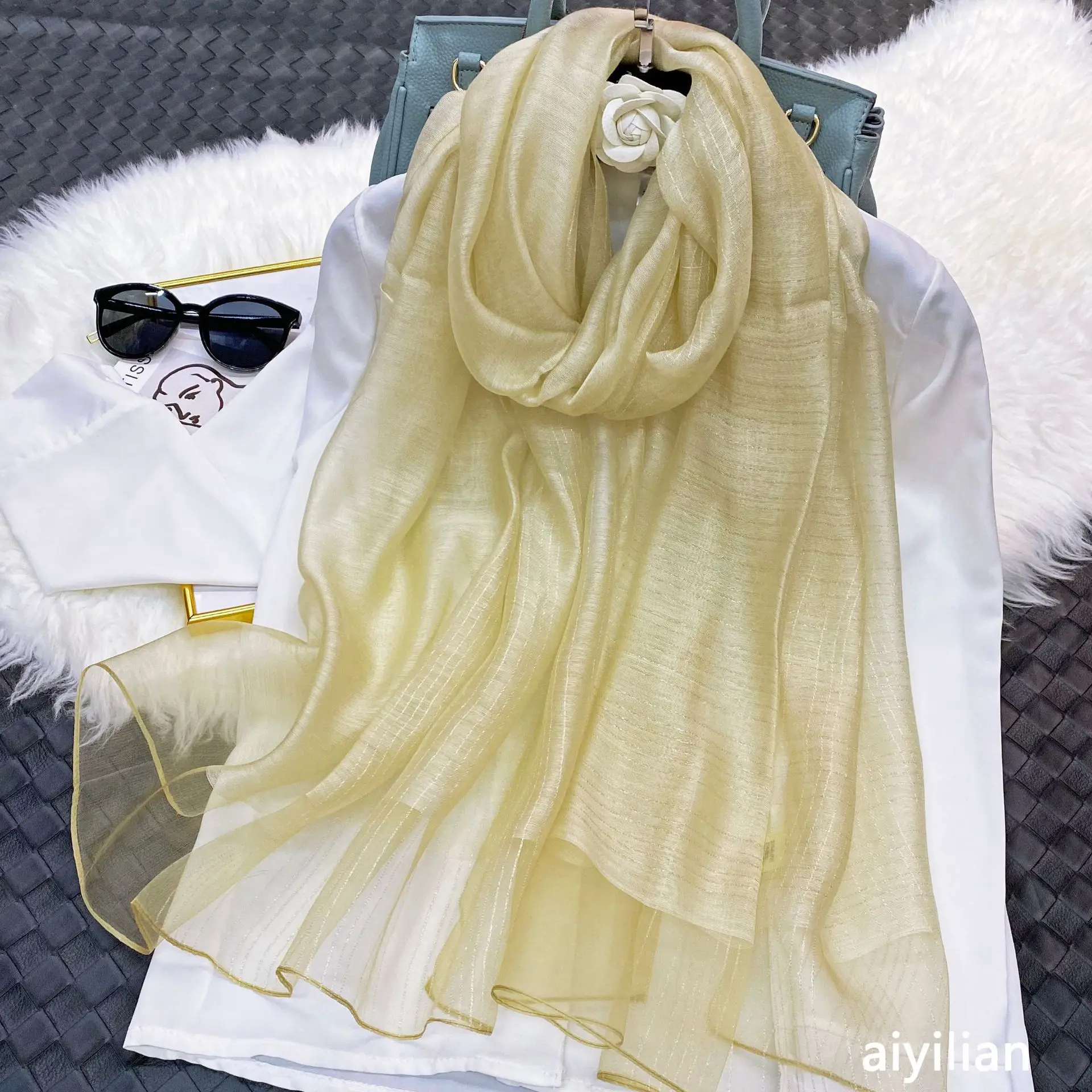 Женский шёлковый шарф из мягкой пашмины с золотой линией