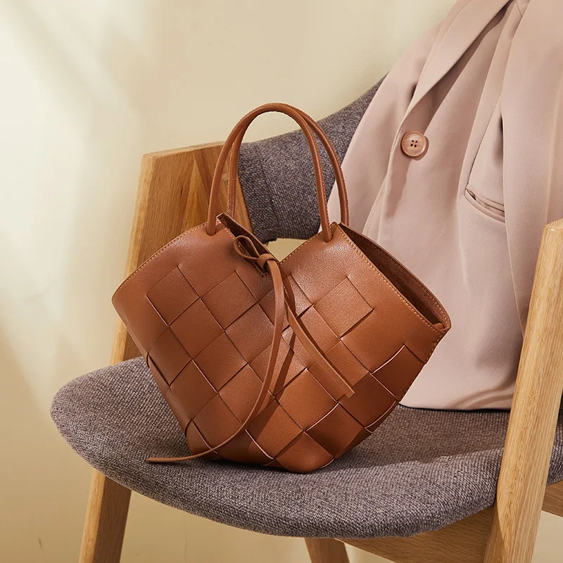 2021 fashion classic hand-woven ladies knotted armpit round Hobo arc high-texture casual handbag