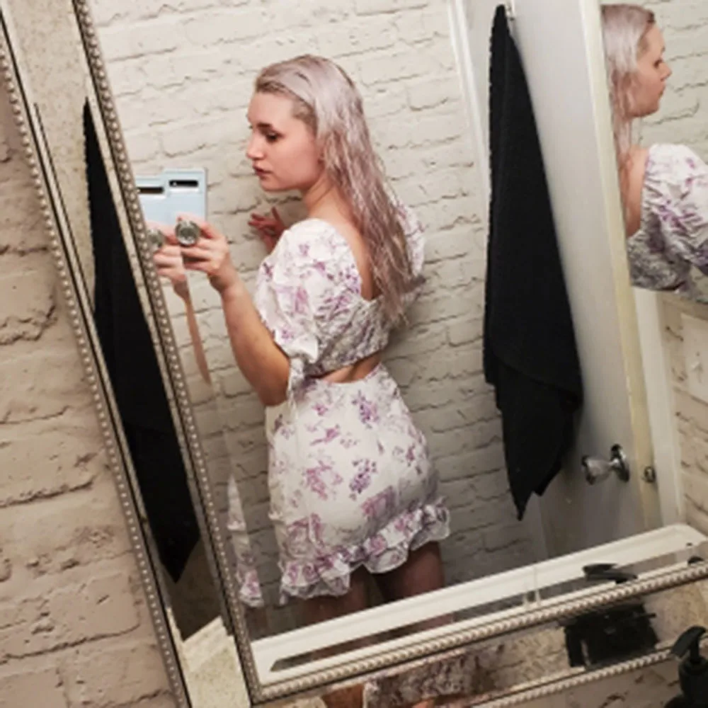 Стильное шикарное фиолетовое мини платье с цветочным принтом на завязках