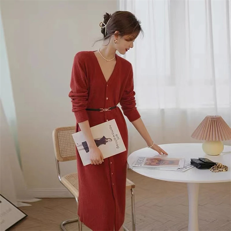 

Женское трикотажное платье-свитер с V-образным вырезом