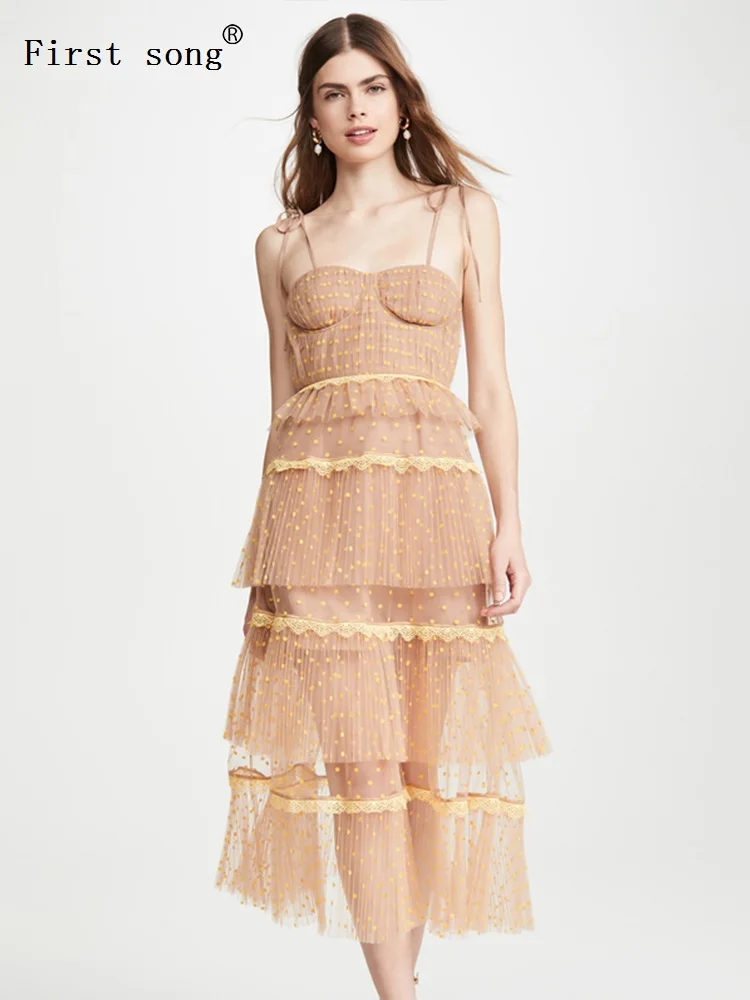 Женское плиссированное платье с аппликацией в горошек летнее на бретелях стиле