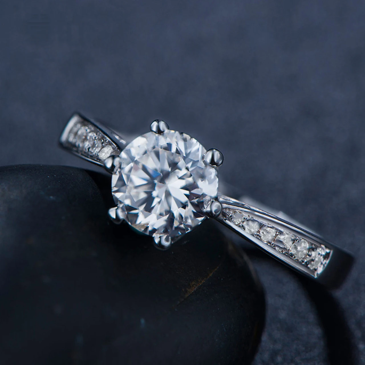 Женское кольцо с натуральным бриллиантом элегантное обручальное 18 К белое