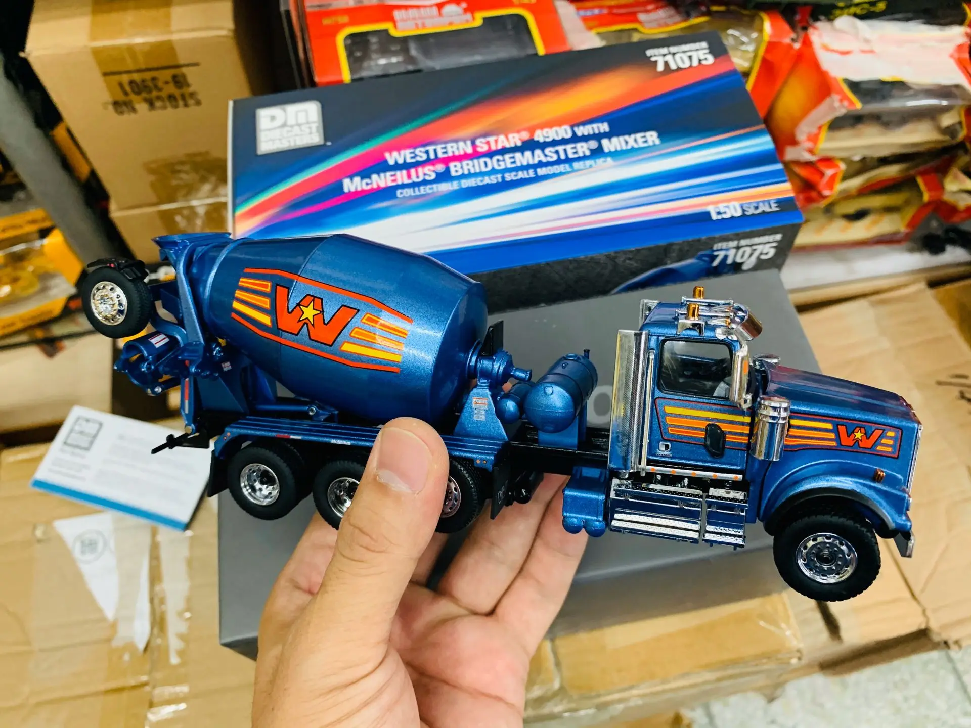 

Western Star 4900 Mcneilus Bridgemaster Mixer 1:50 By Diecast Masters DM71075