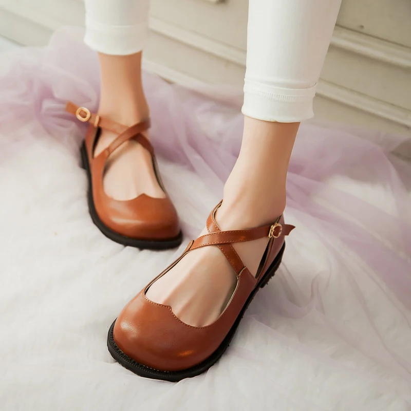 Туфли мэри джейн на тракторной подошве. Туфли с круглым носом женские. Туфли на платформе и каблуке бежевые. Круглые туфли. Балетки мэри джейн.