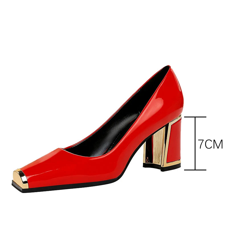 

2020 New Woman Block Heel Shoes High Heels Metal Decro Low Cut Patent Leather Party Shoes for Women Pumps Sexy Ladies Footwear