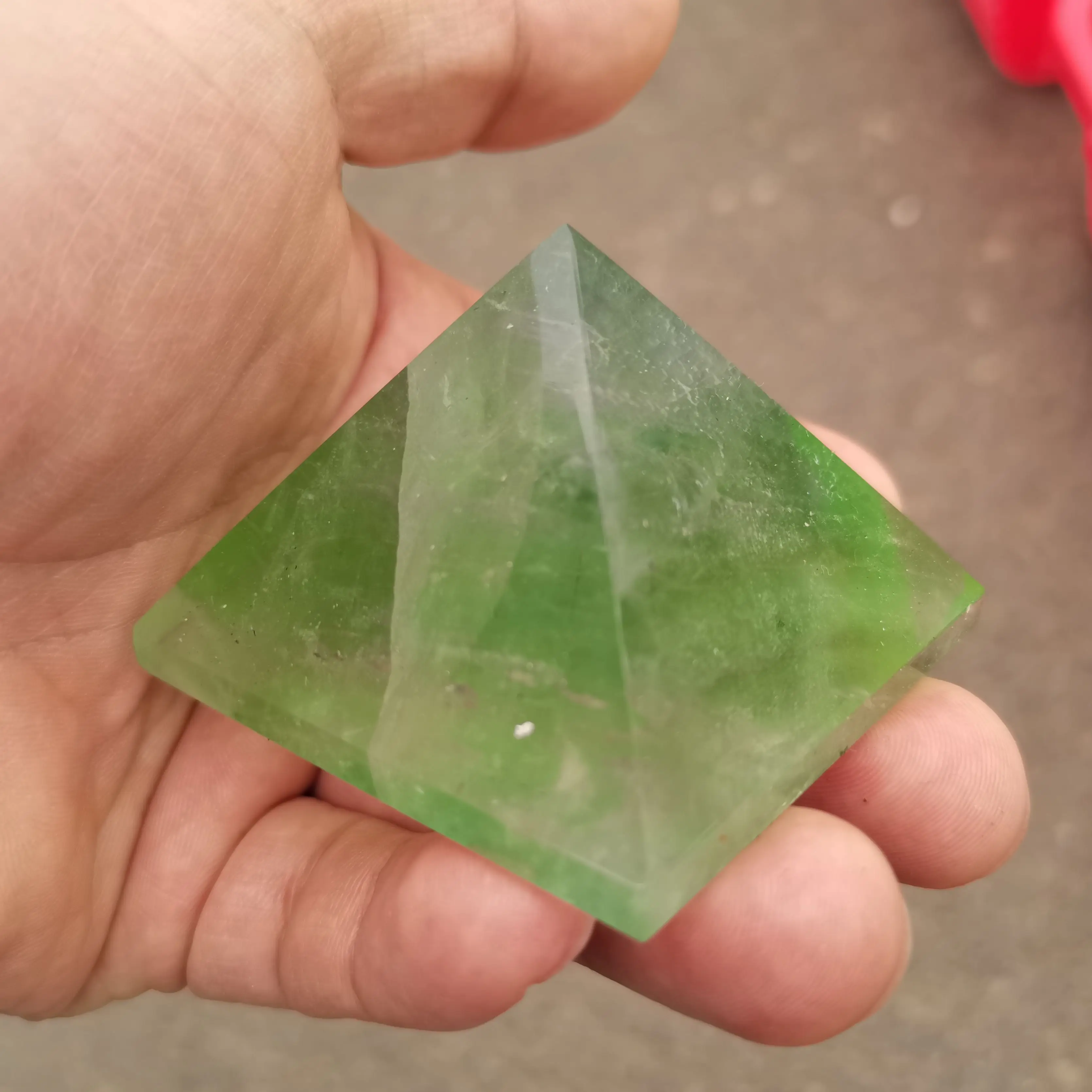 

1 Pcs 60mm Natural Green Fluorite Pyramid Crystal Energy Point Meditation Wand Decoration Natural Stones and Minerals specimen