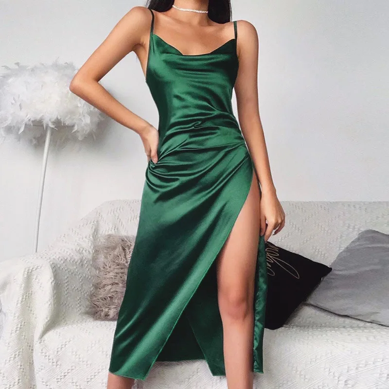 Платье на бретелях-спагетти из шелковистого атласа зеленое с высоким разрезом со