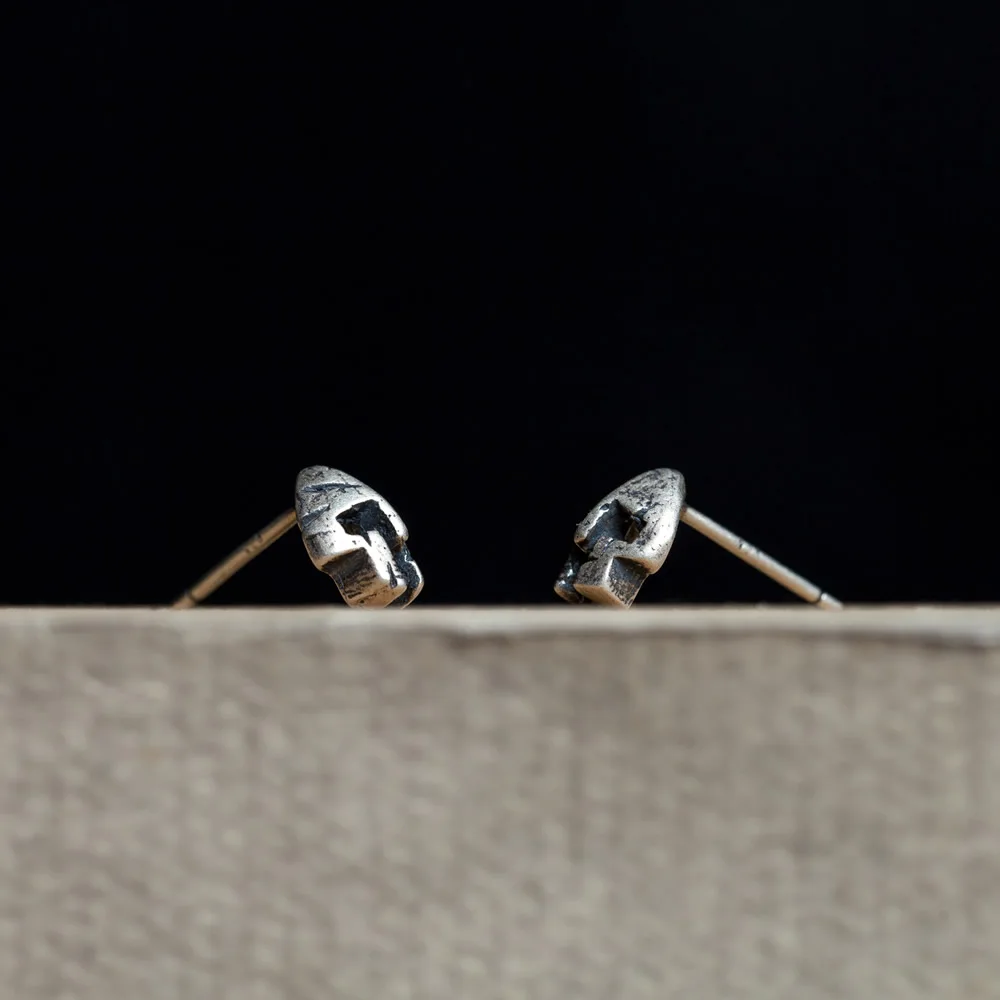 Женские серебряные серьги-гвоздики с спартанской маской | Украшения и аксессуары