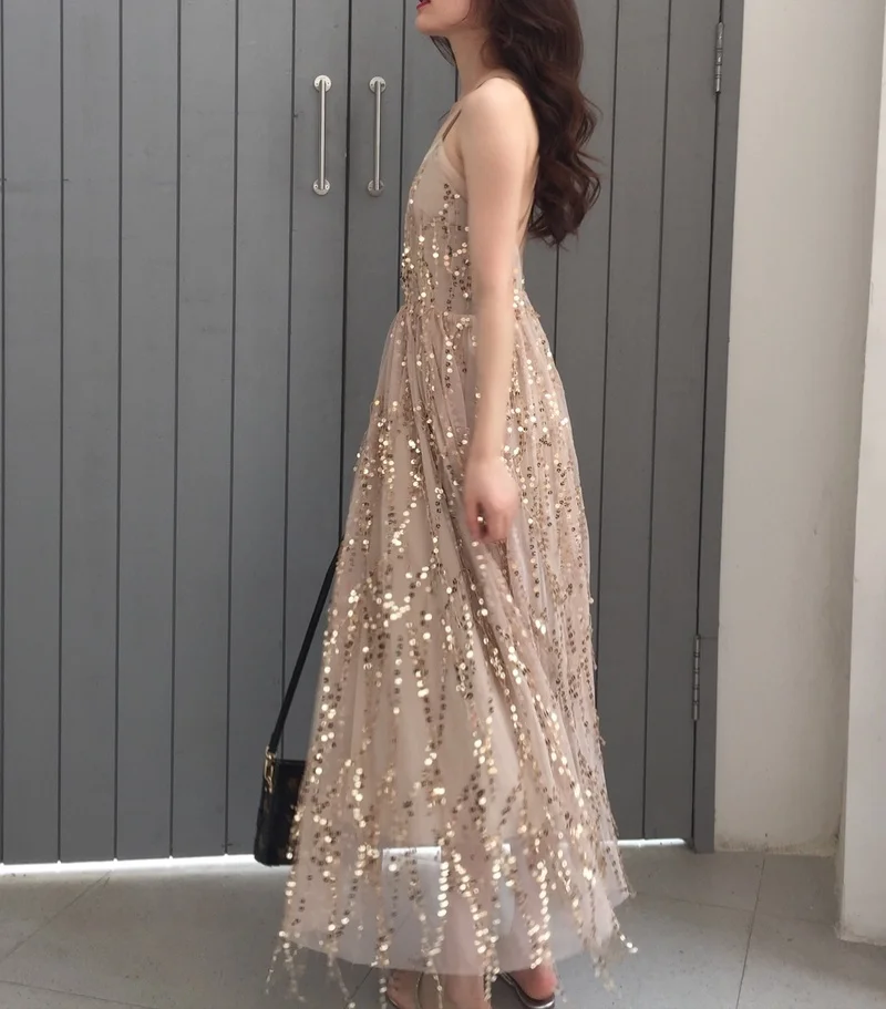 Женское вечернее платье с золотистыми блестками официальное на бретелях