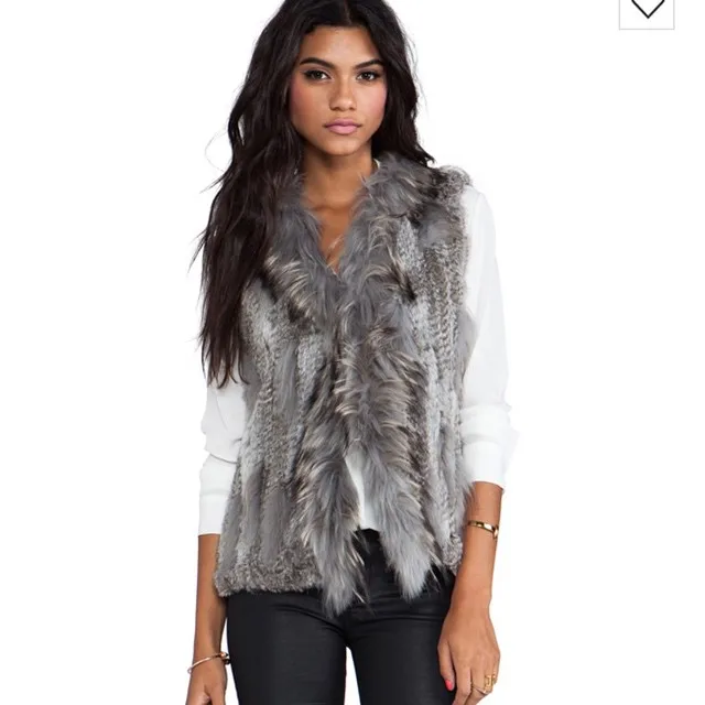 Жилет из кроличьего меха натуральный вязаный жилет отделка мехом енота бахрома