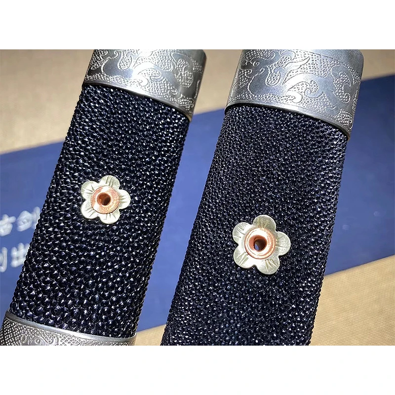 

High-grade pearl fish skin knife folding forging feather pattern burning blade sharp blade Chinese knife