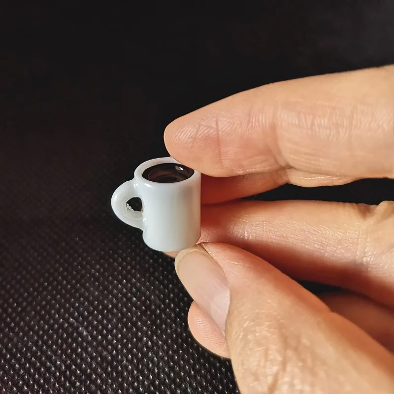 

Миниатюрная смоляная кофейная чашка