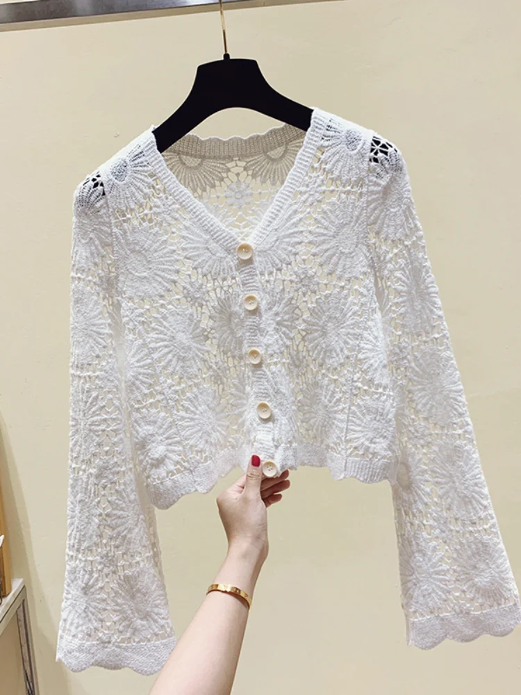 Женская трикотажная рубашка белая короткая однотонная с кружевными