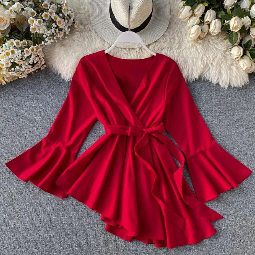 Женская Асимметричная блузка с длинными расклешенными рукавами v образным