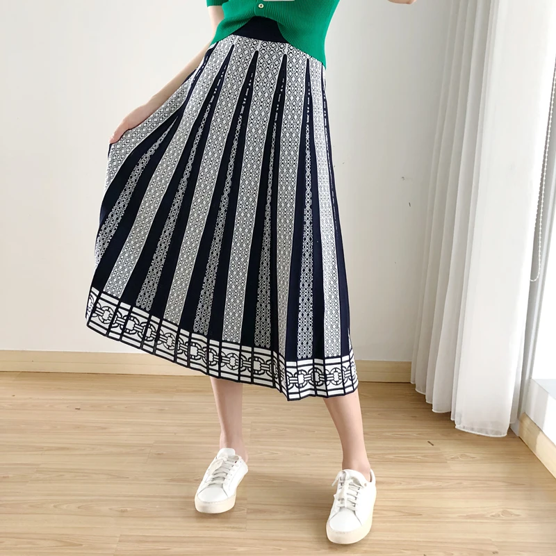 

Новая эластичная и гладкая плиссированная юбка средней длины из липкой шерсти с изогнутыми бусинами и геометрическим узором