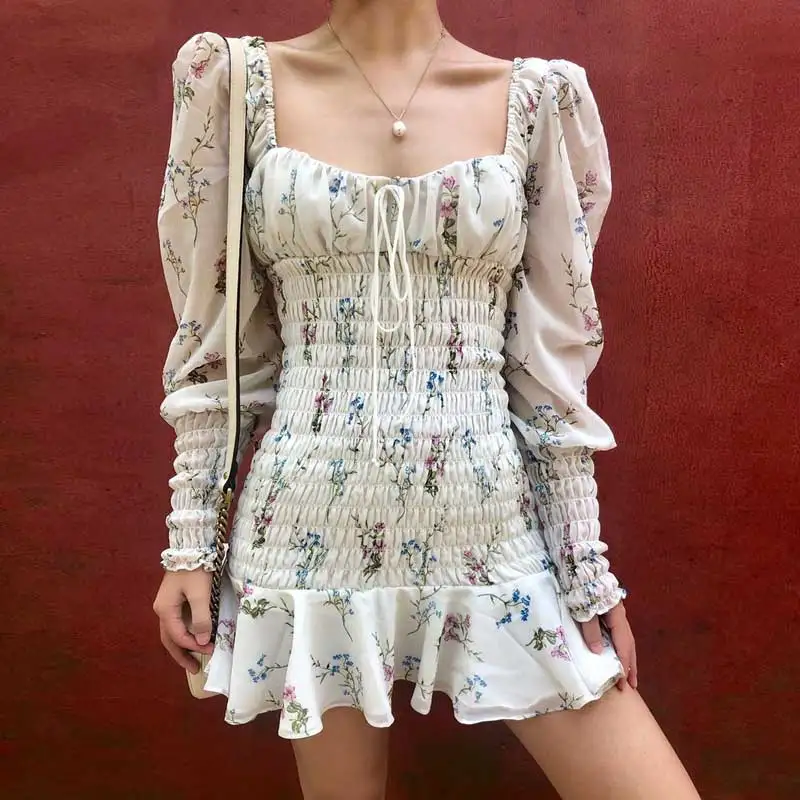 Женское летнее платье с цветочным принтом облегающее пикантное мини квадратным вырезом оборками на подоле