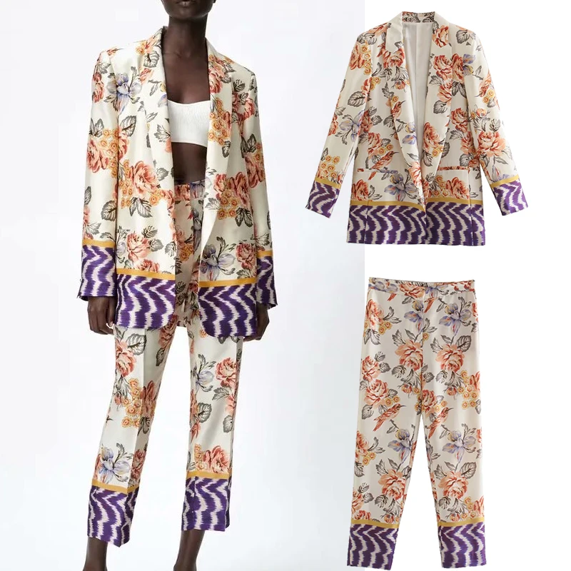 

Костюм-двойка женский из блейзера и брюк с винтажным принтом