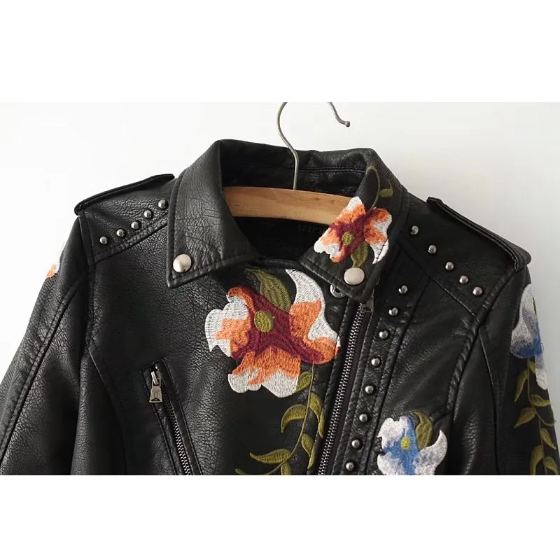 Женская кожаная куртка с вышивкой и заклепками новинка весны 2018 короткая тонкая
