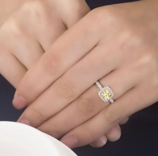 Кольцо обручальное женское из синтетического камня классическое ювелирное