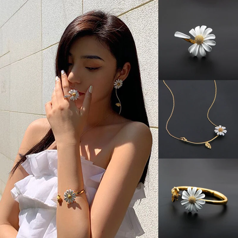 

Korean Cute Vintage Flower Enamel Glaze Stud Earrings For Women Fashion Asymmetric Daisy Boucle d'oreille Brincos Jewelry Gifts