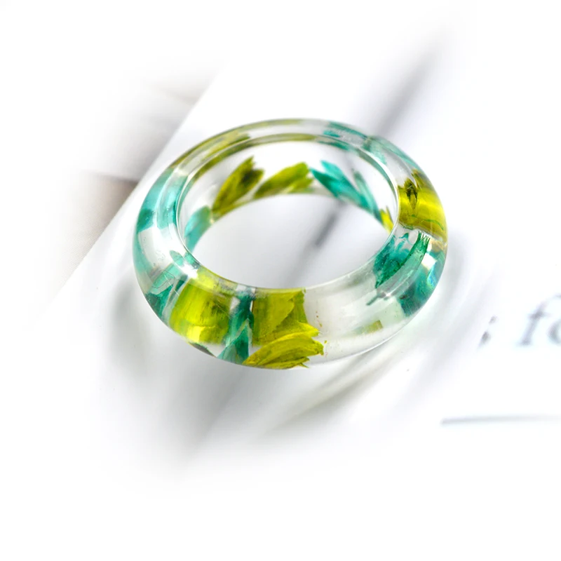 Кольцо из прозрачной смолы для цветочных приглашений сделай сам высушенный