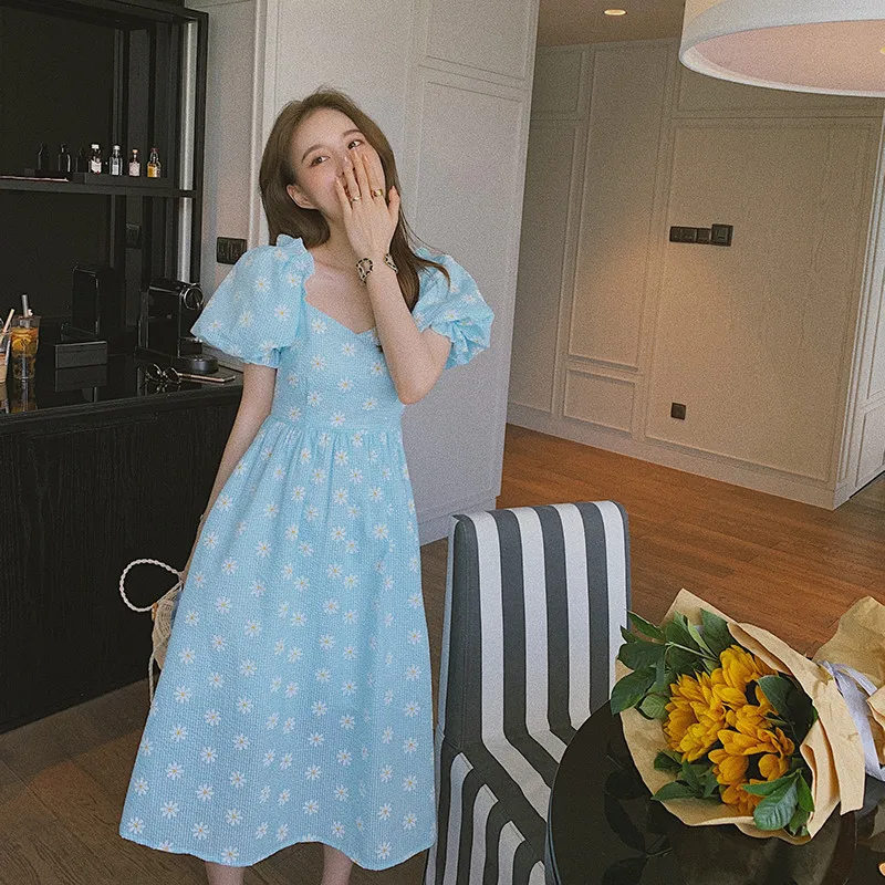 Женское длинное платье в клетку молочно-голубого цвета с рисунком маргариток