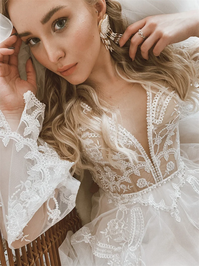 Платье Свадебное ТРАПЕЦИЕВИДНОЕ с длинным рукавом открытой спиной и V-образным