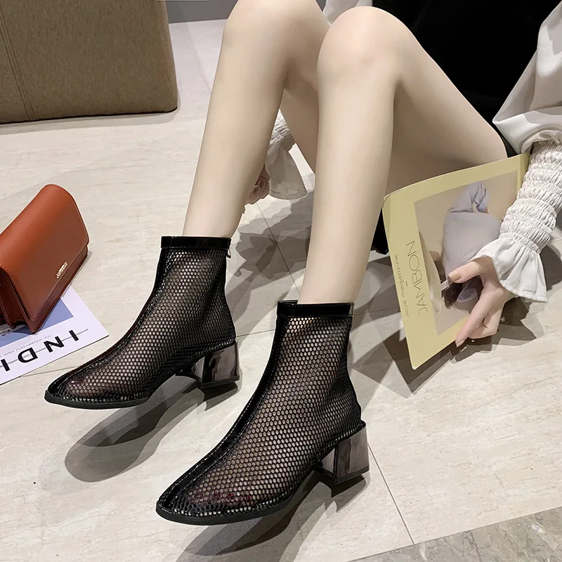 Женские ботинки в горошек с квадратным носком на среднем квадратном каблуке |