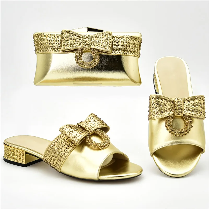 Модная женская модель Итальянские аксессуары украшенные нигерийской обувью