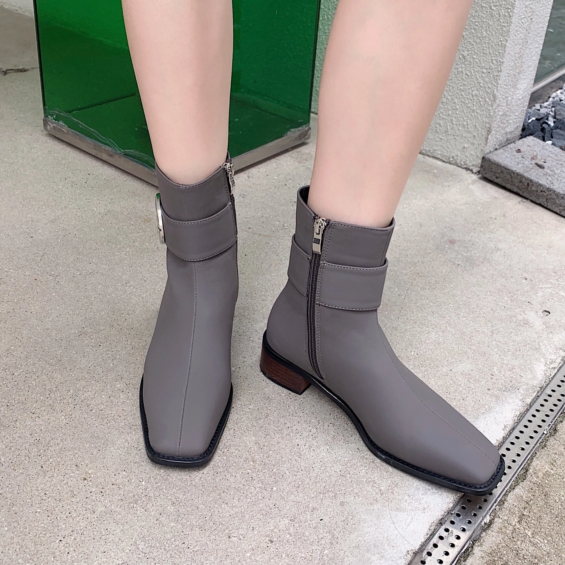 

Женские резиновые ботинки на плоской подошве, ботинки из искусственной кожи с коротким плюшем и металлическим украшением, женские резиновы...