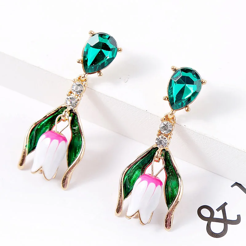 Модные висячие серьги с цветком из эмали для женщин в трендовом золотом металле с зелеными кристаллами, женские вечерние украшения в стиле стейтмент в подарок.