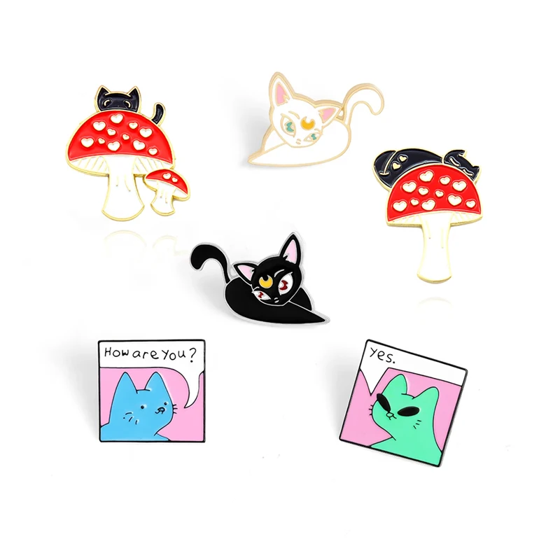 Эмалированная брошь в виде красных грибов с кошками как дела? Да. Чужой котенок