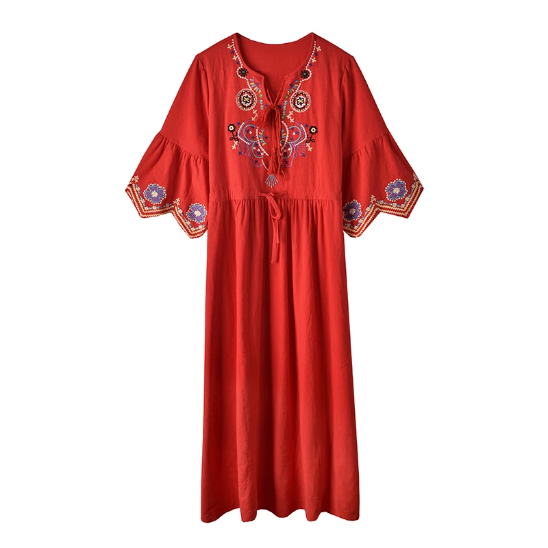 Женское платье средней длины с круглым вырезом и цветочной вышивкой красное