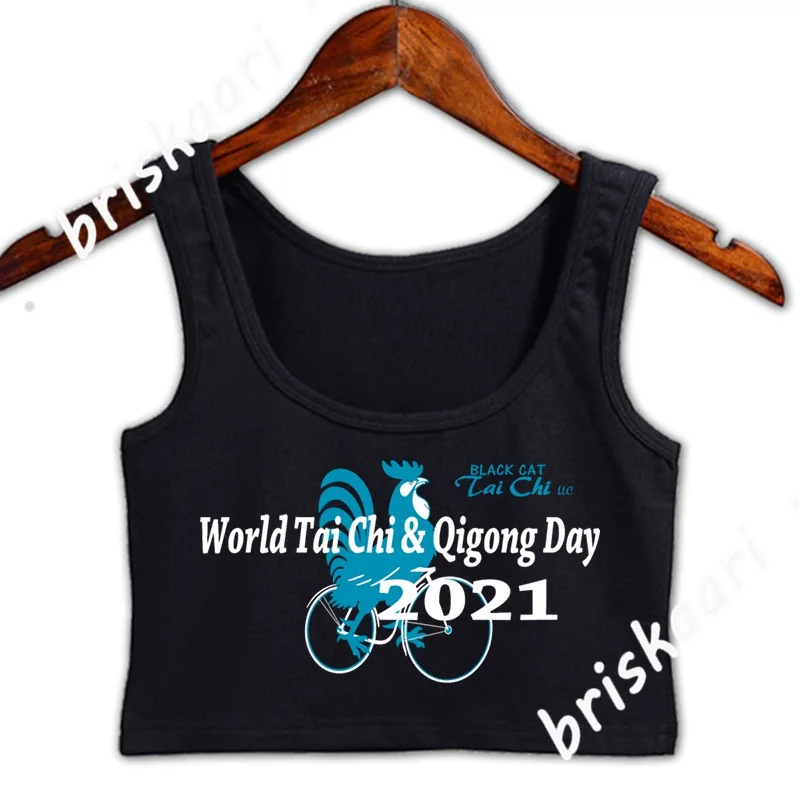 

Женский укороченный топ с круглым вырезом и графическим принтом