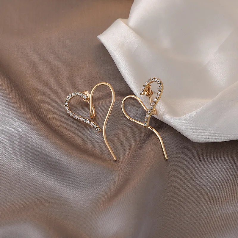 

Exaggerated Vintage Gold Color Stud Earrings Rhinestone Love Heart Earrings For Women Girl Wedding Brides Party Jewelry Gift